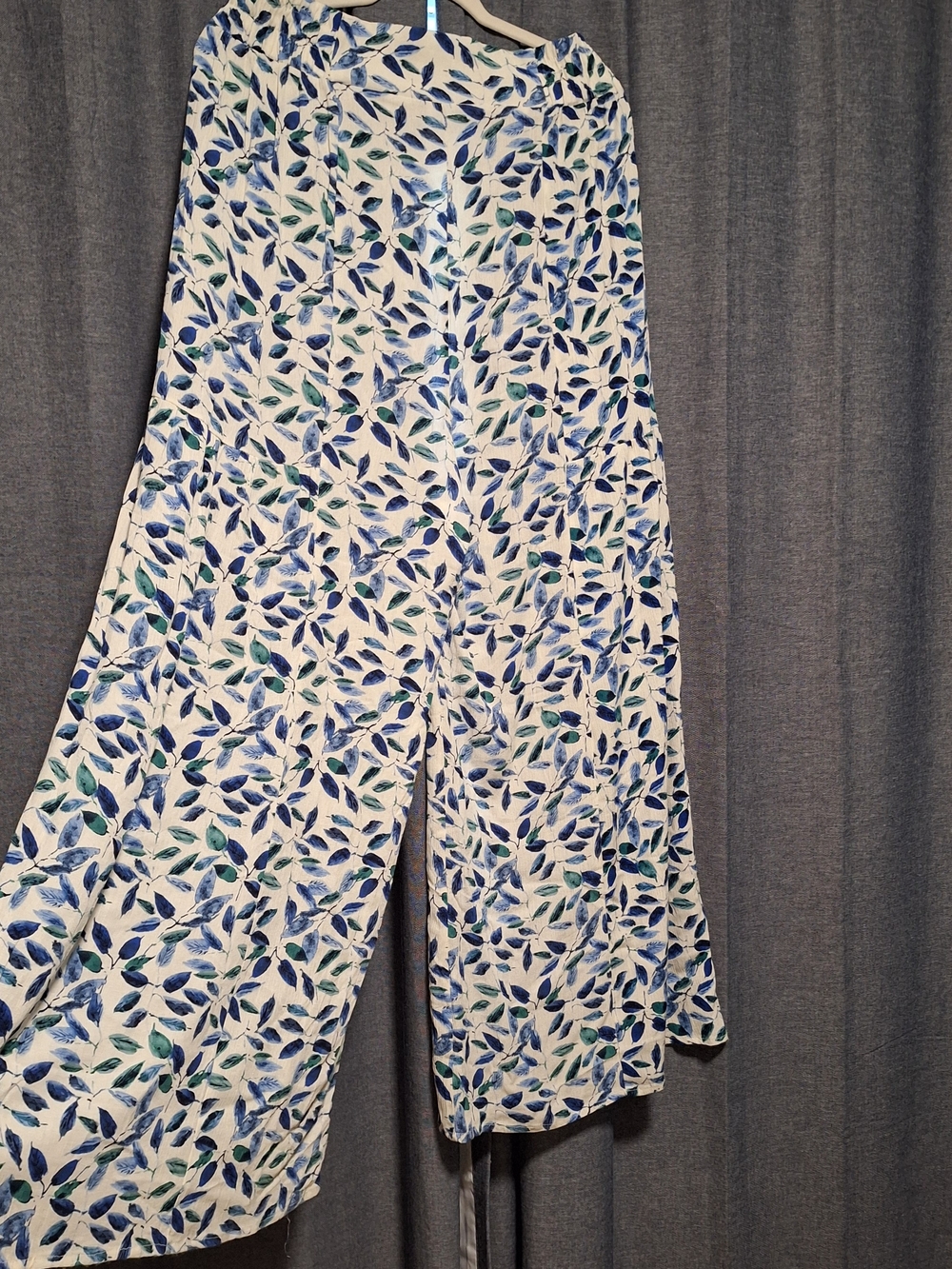 Kendall & Kylie White Wide-Leg Palazzo Leaf Print Pants in Blue and Green Size L